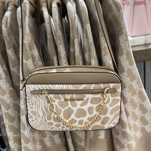 MICHAEL KORS JET SET LARGE EAST WEST ZIP POCKET CHAIN XBODY
CAMEL
NWT - Picture 5 of 16